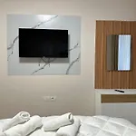 דירה Cozy And Modern 1br With Full Kitchen טיראנה